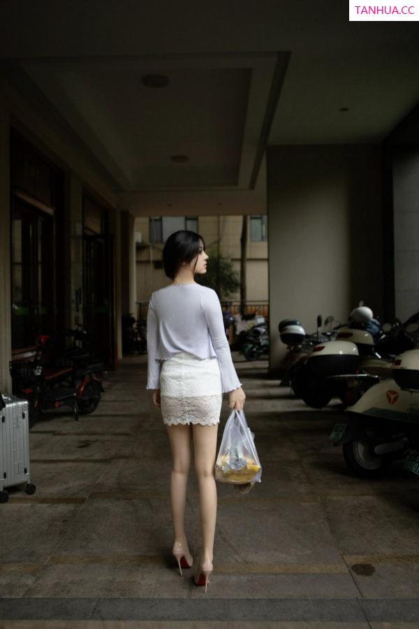 豆瓣酱  [XiuRen]高清写真图 2024.06.07 No.8677 豆瓣酱 丝袜美腿第16张图片